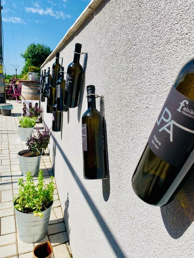 Penzion Vinarstvi Fabikovic Velke Bilovice Bagian luar foto